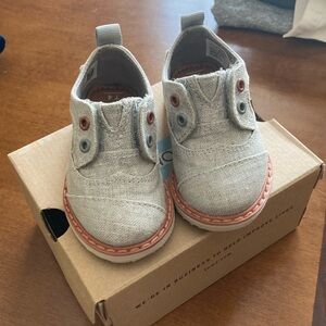 Tom’s baby brogues size US 4